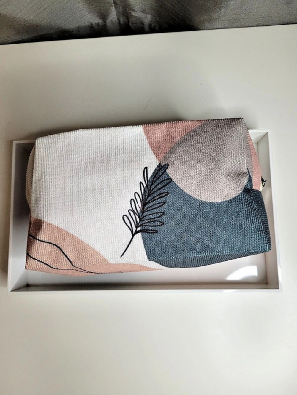 🎁 Free with purchase of $25+ / Abstract Cosmetic Bag in White & Pink